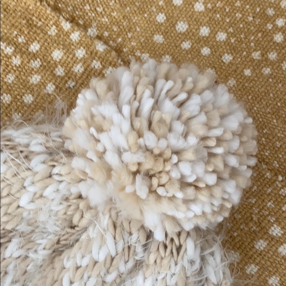 Steve Madden✨ Beanie with top Pom Pom-Like New✨ - Picture 4 of 4